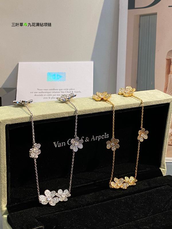 Van Cleef & Arpels necklace 03lyh49 (1)