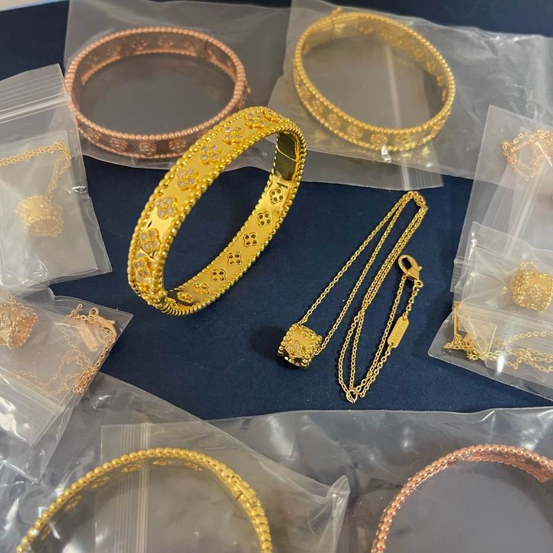 Van Cleef & Arpels bracelet 06yxh02 (2)