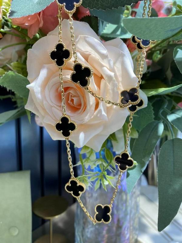 Van Cleef & Arpels necklace 04yxh03 (1)