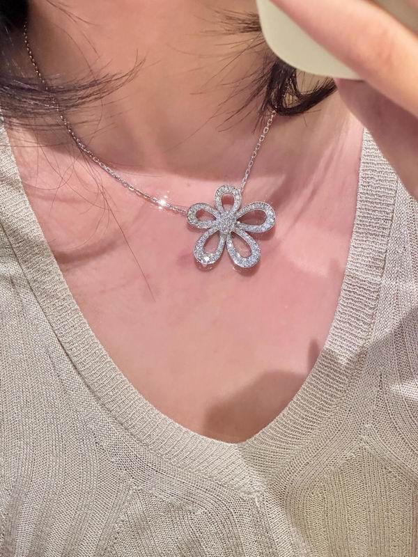 Van Cleef & Arpels necklace 03lyh53 (1)