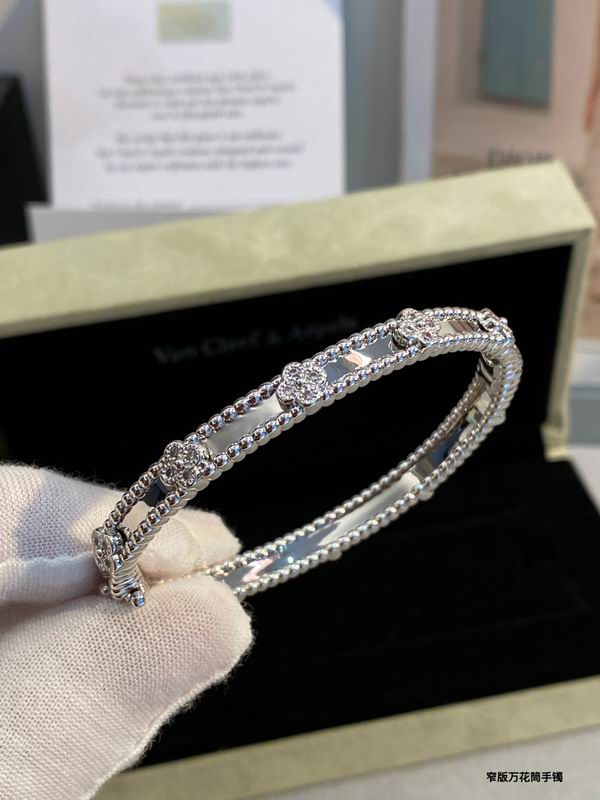 Van Cleef & Arpels bracelet 03lyh43 (1)