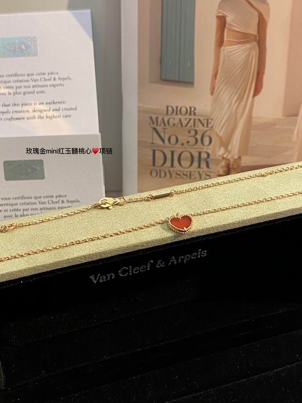 Van Cleef & Arpels necklace 03lyh51 (1)