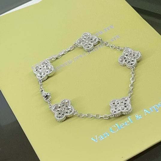 Van Cleef & Arpels bracelet 07lyh35 (1)