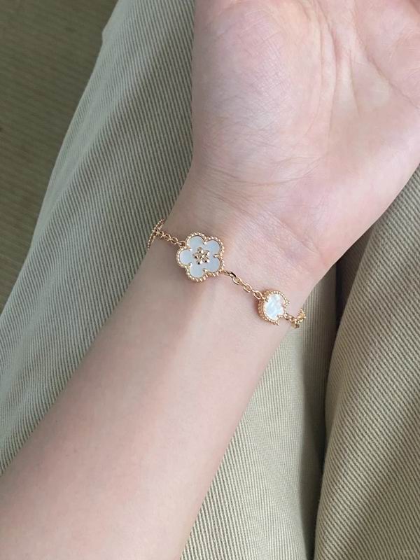 Van Cleef & Arpels bracelet 03lyh47 (1)