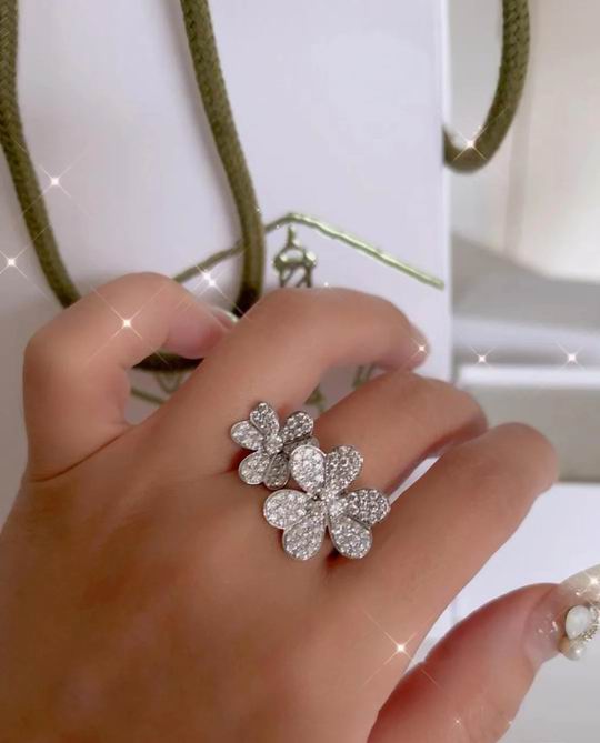 Van Cleef & Arpels ring 04lyh08 (1)
