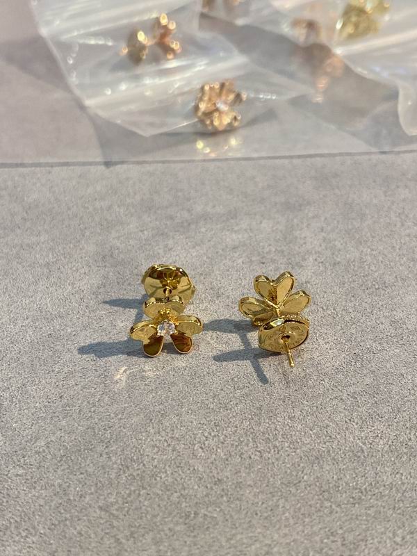 Van Cleef & Arpels earring 03lyh37 (1)