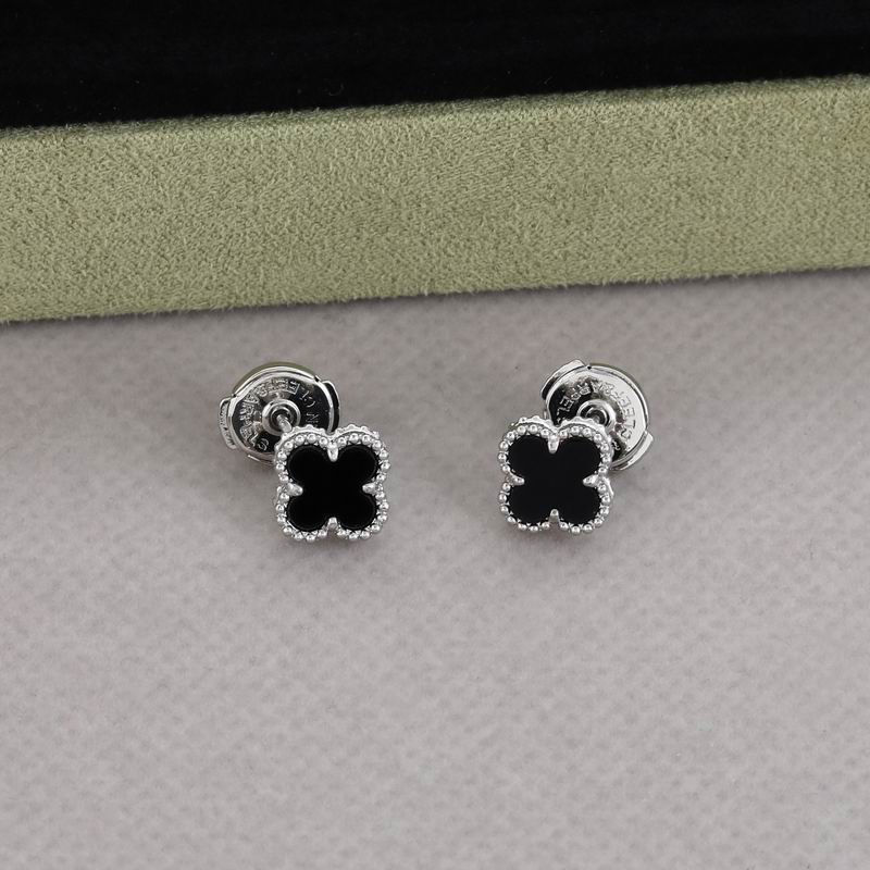 Van Cleef & Arpels earring 05yxh07 (1)
