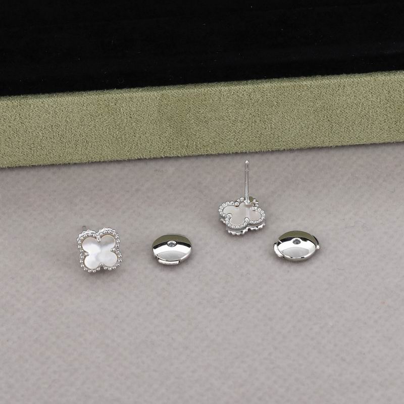 Van Cleef & Arpels earring 05yxh08 (1)