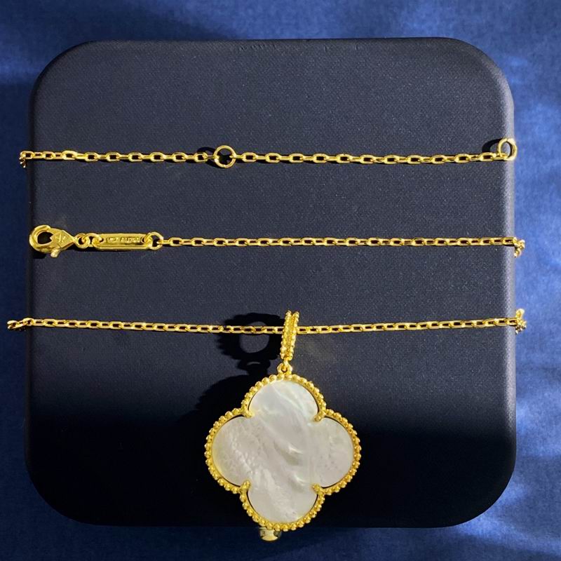 Van Cleef & Arpels necklace 05yxh01 (1)