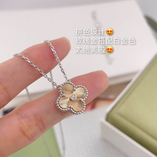 Van Cleef & Arpels necklace 12lyh39 (1)
