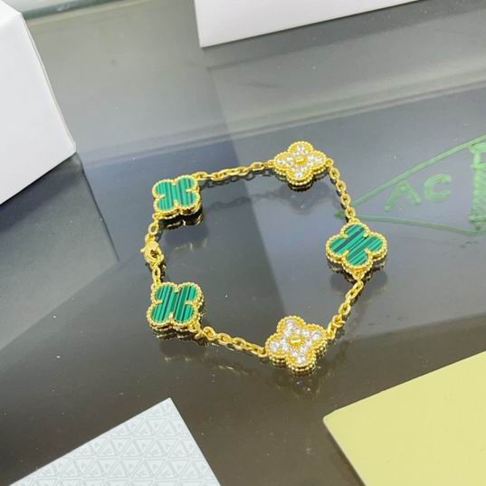 Van Cleef & Arpels bracelet 07lyh35 (1)