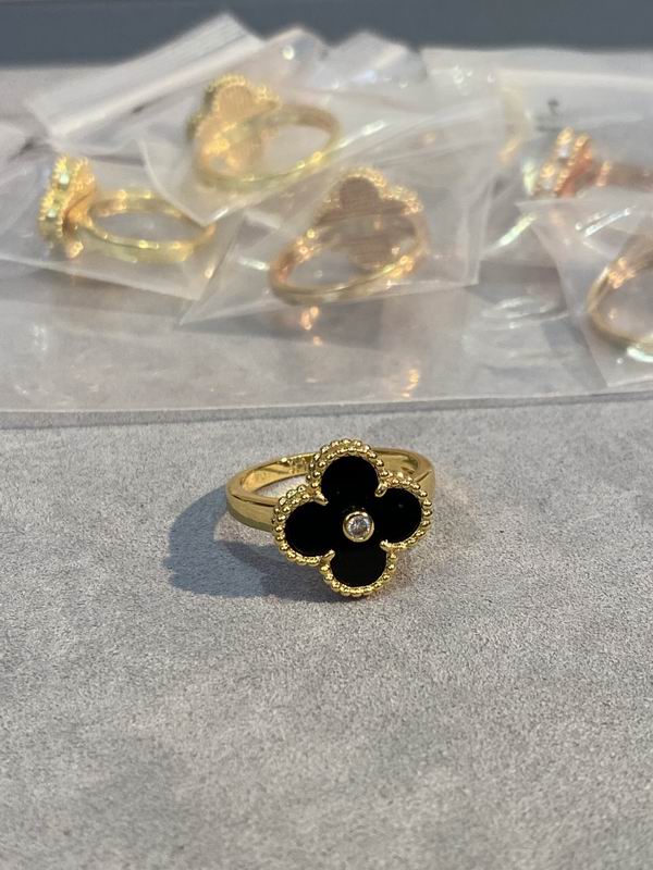 Van Cleef & Arpels ring 03lyh28 (1)
