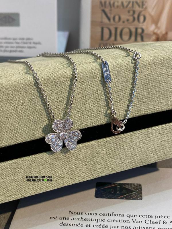 Van Cleef & Arpels necklace 03lyh52 (1)