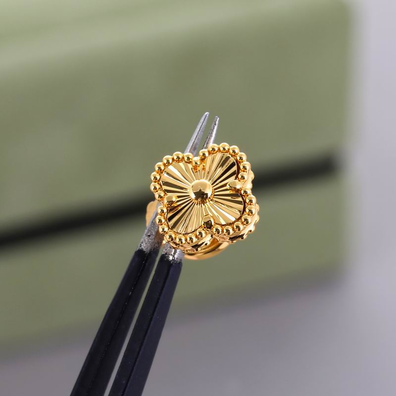 Van Cleef & Arpels earring 05yxh04 (1)