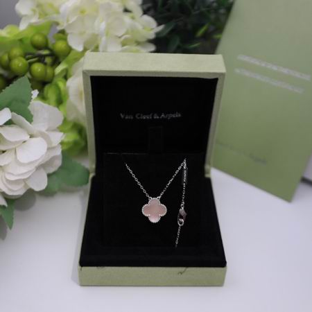 Van Cleef & Arpels necklace 04lyh34 (1)