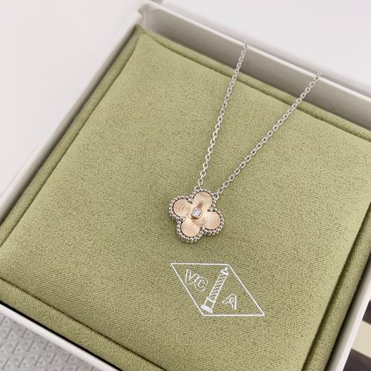 Van Cleef & Arpels necklace 12lyh39 (1)