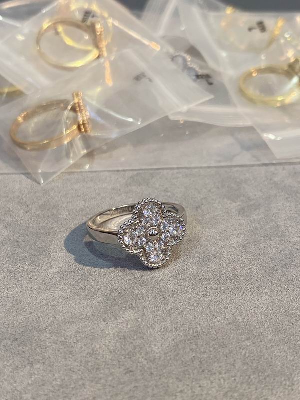 Van Cleef & Arpels ring 03lyh28 (1)