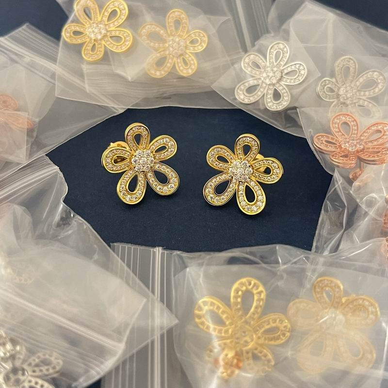 Van Cleef & Arpels earring 06yxh01 (1)