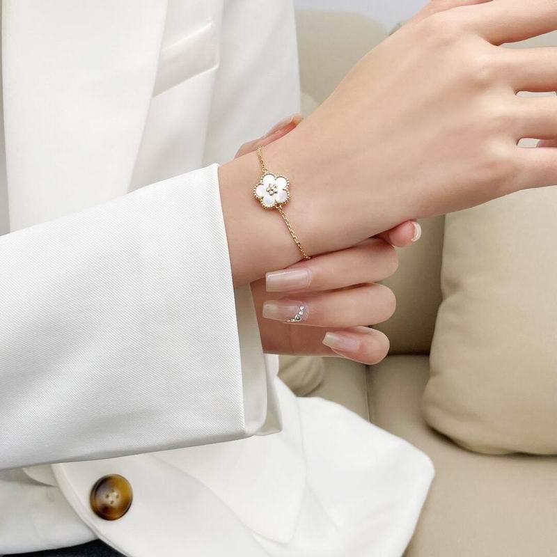 Van Cleef & Arpels bracelet 03lyh51 (1)