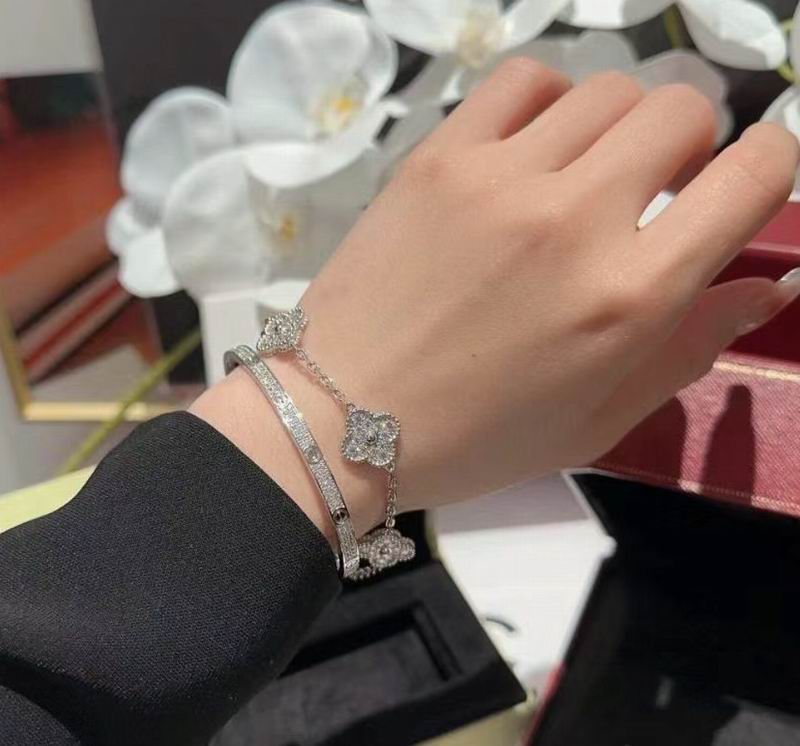 Van Cleef & Arpels bracelet 06yxh01 (1)