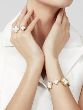 Van Cleef & Arpels ring 04lyh11 (1)