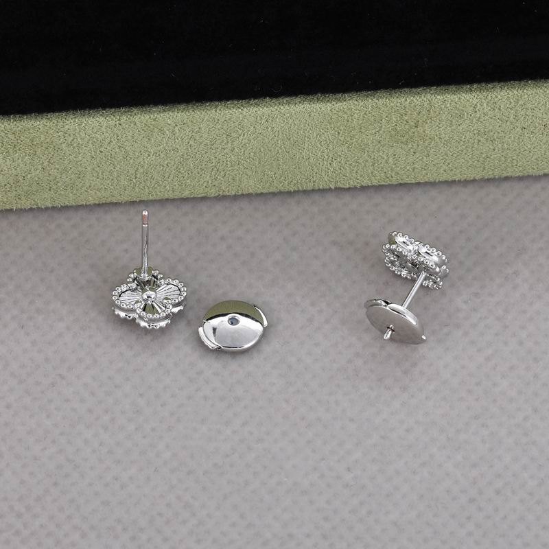 Van Cleef & Arpels earring 05yxh04 (1)
