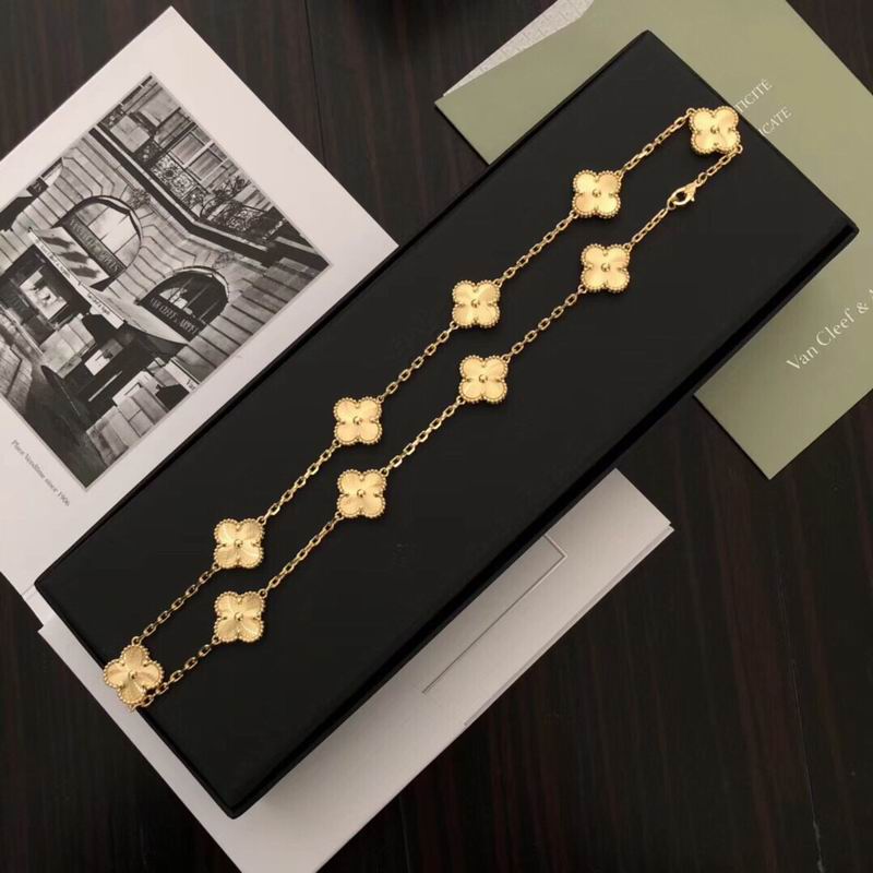 Van Cleef & Arpels necklace 06yxh01 (1)