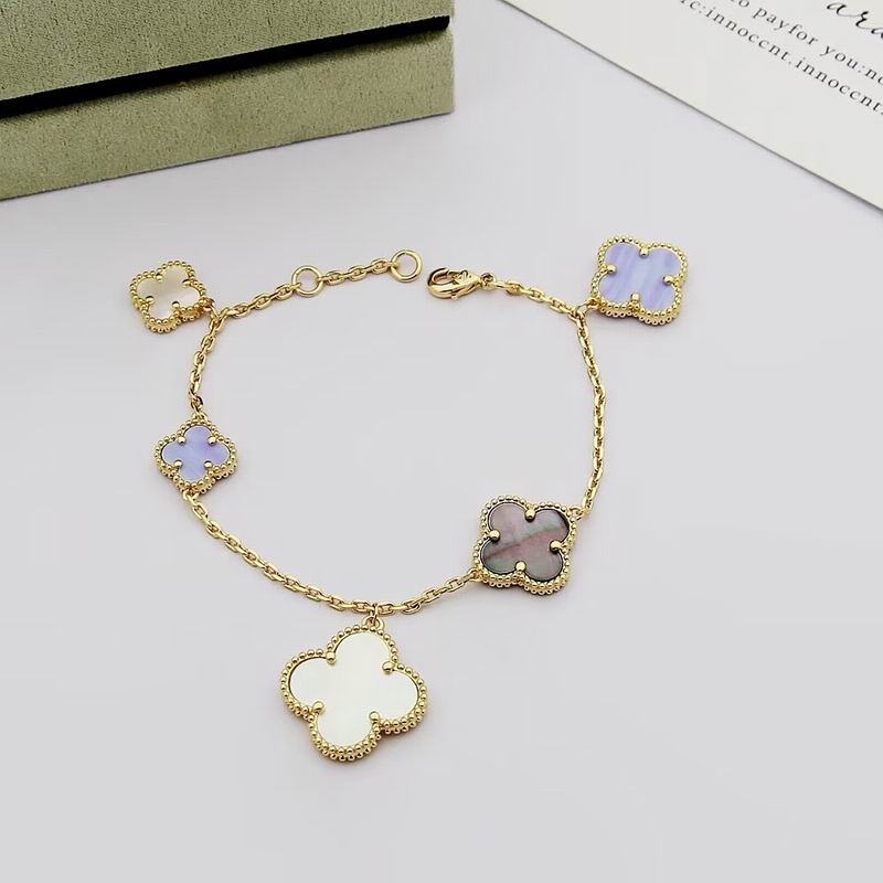 Van Cleef & Arpels bracelet 07yxh01 (1)