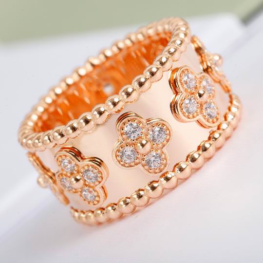 Van Cleef & Arpels ring 12lyh16 (1)