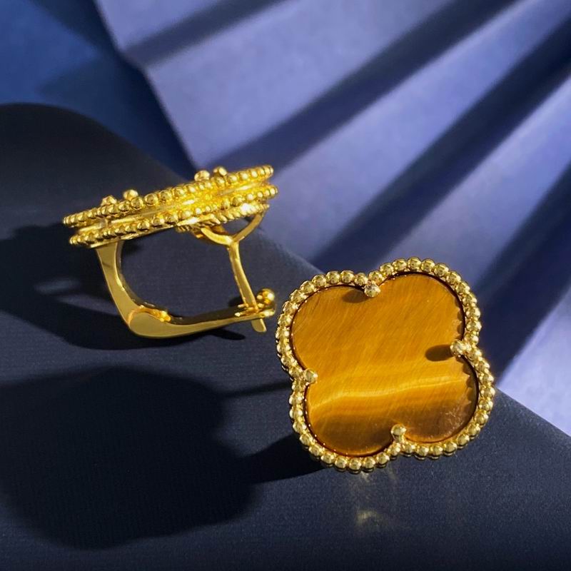 Van Cleef & Arpels earring 05yxh01 (1)