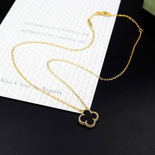 Van Cleef & Arpels necklace 12lyh38 (1)