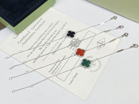 Van Cleef & Arpels bracelet 05lyh33 (1)