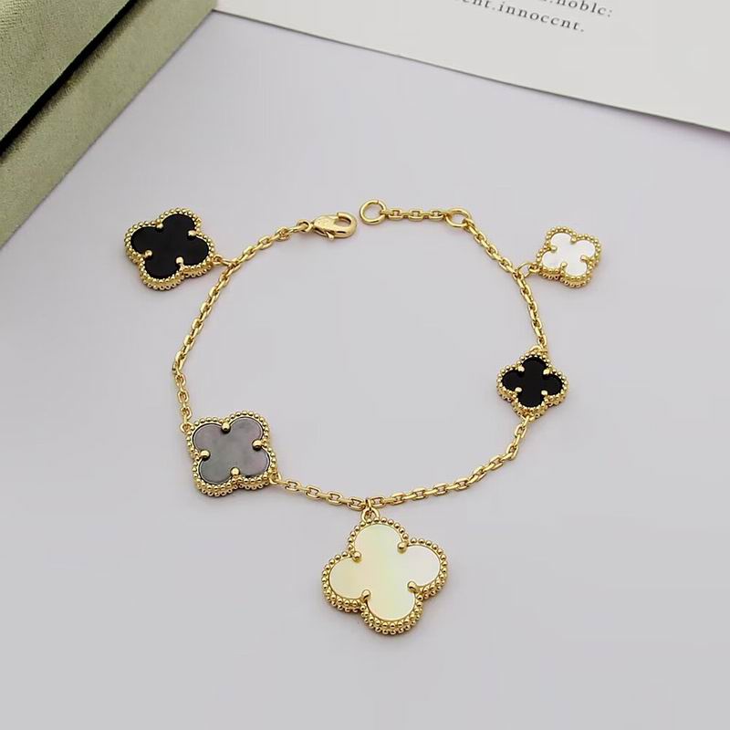 Van Cleef & Arpels bracelet 07yxh01 (1)