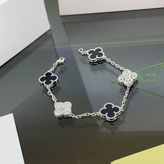 Van Cleef & Arpels bracelet 07lyh35 (1)