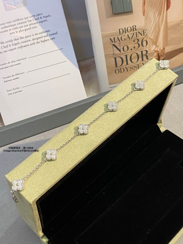 Van Cleef & Arpels bracelet 03lyh50 (1)