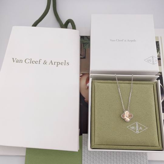 Van Cleef & Arpels necklace 12lyh39 (1)
