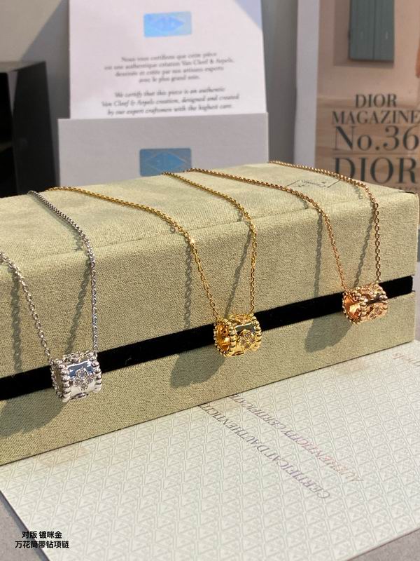 Van Cleef & Arpels necklace 03lyh43 (1)