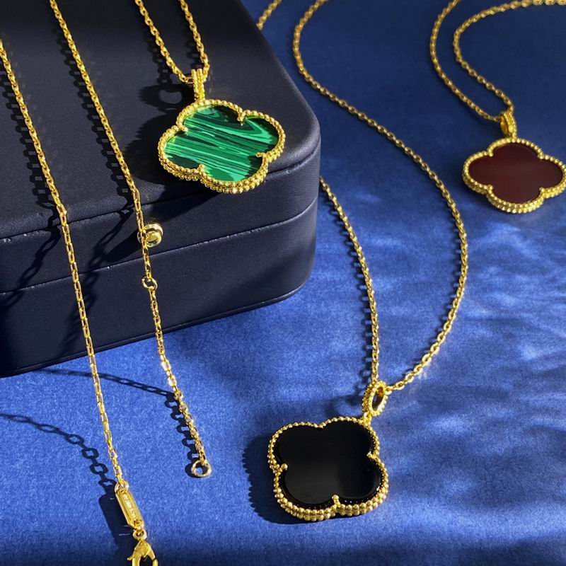 Van Cleef & Arpels necklace 05yxh01 (1)