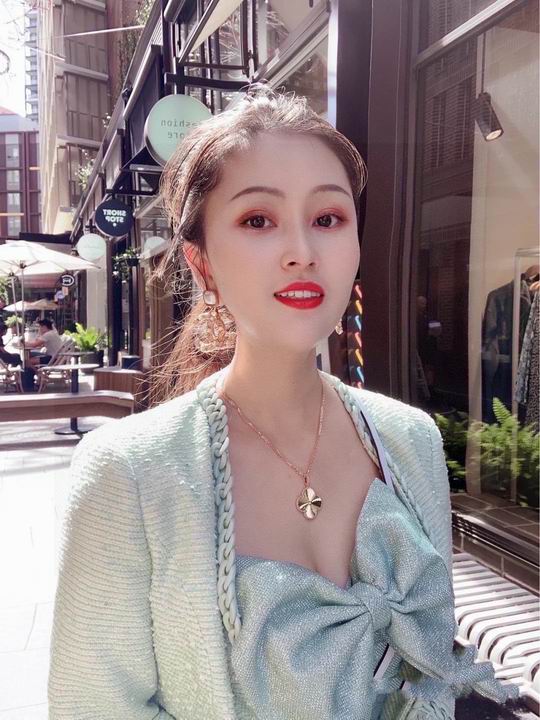 Van Cleef & Arpels necklace 04lyh25 (1)