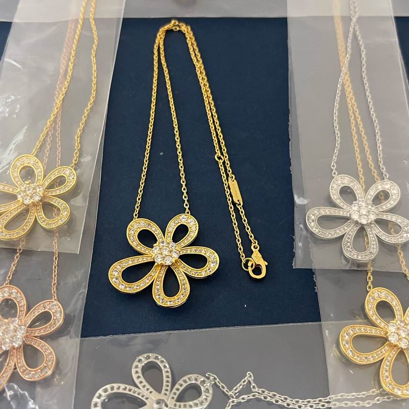 Van Cleef & Arpels necklace 06yxh03 (1)