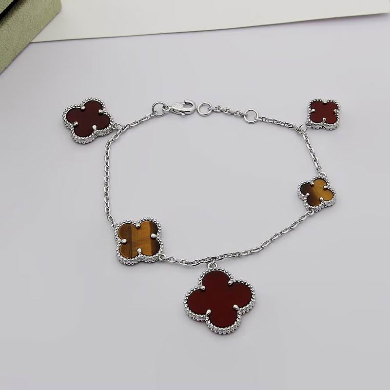 Van Cleef & Arpels bracelet 07yxh01 (1)