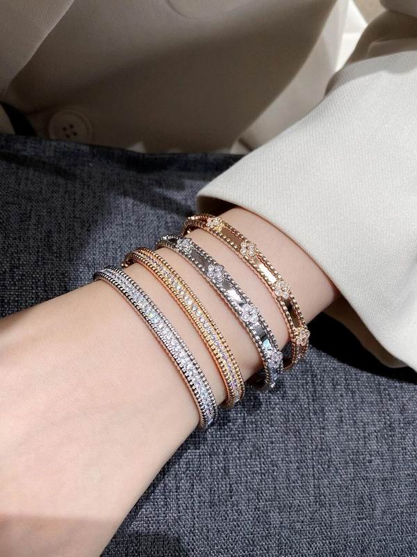 Van Cleef & Arpels bracelet 03lyh43 (1)