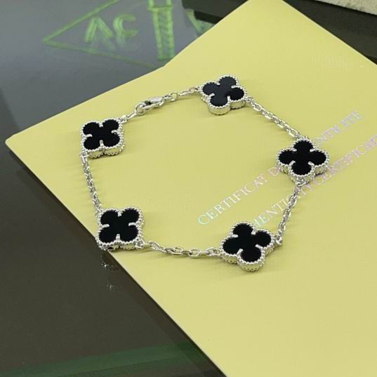 Van Cleef & Arpels bracelet 07lyh35 (1)