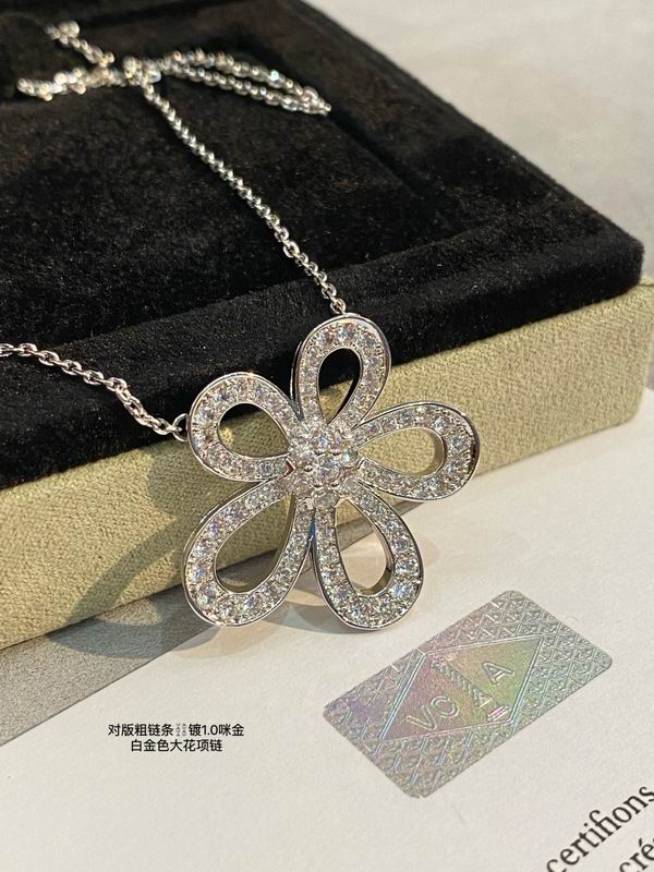 Van Cleef & Arpels necklace 03lyh53 (1)