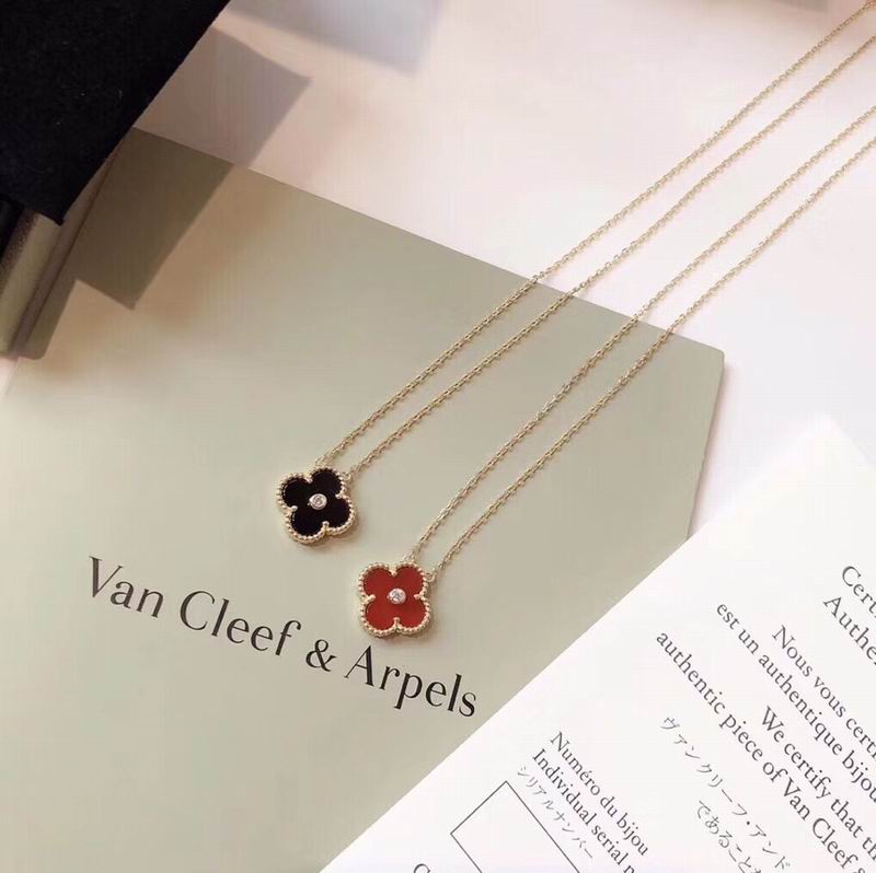 Van Cleef & Arpels necklace 05yxh03 (1)