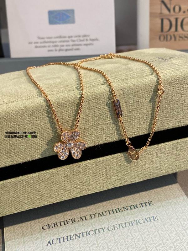 Van Cleef & Arpels necklace 03lyh52 (1)