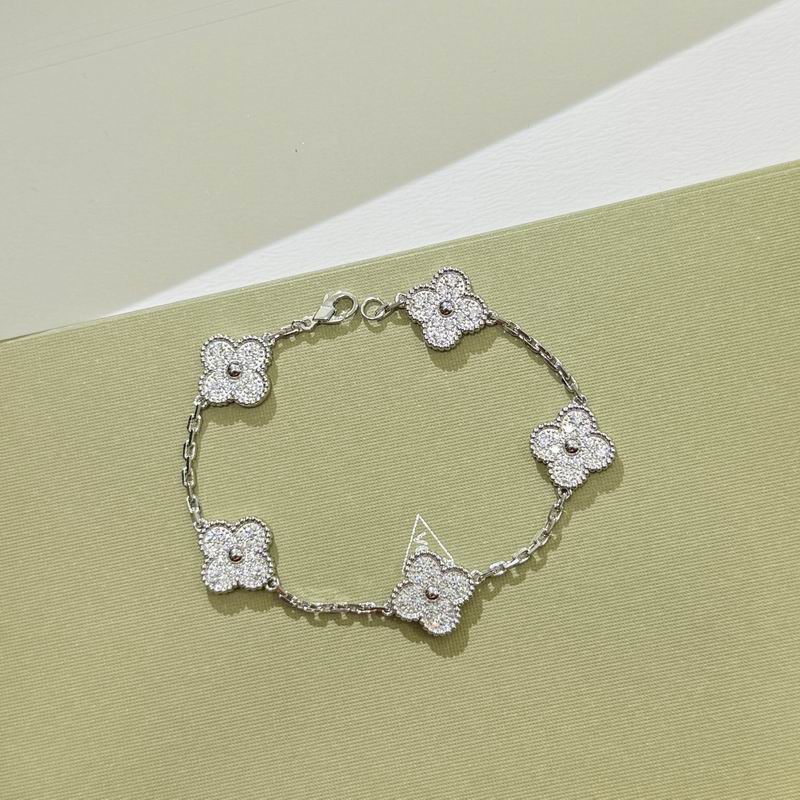 Van Cleef & Arpels bracelet 06yxh01 (1)