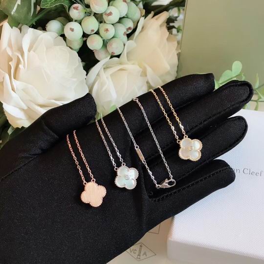Van Cleef & Arpels necklace 04lyh26 (1)