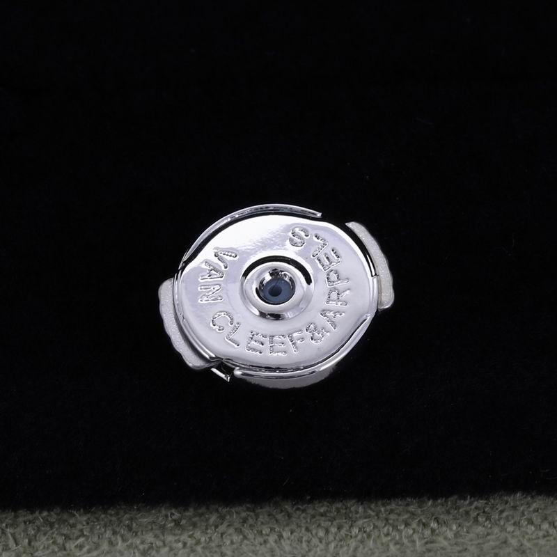 Van Cleef & Arpels earring 05yxh08 (1)