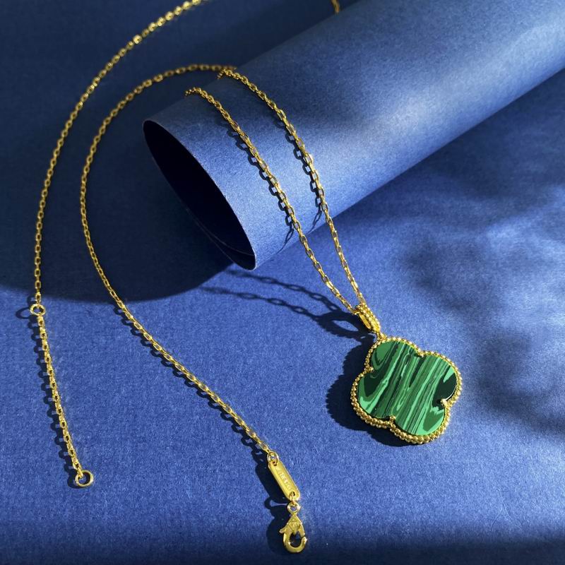 Van Cleef & Arpels necklace 05yxh01 (1)